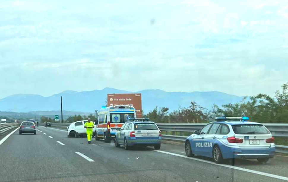 A2: incidente nei pressi dello svincolo di Altomonte. Ferita una persona, traffico rallentato 59 Incidente A2 altomointe
