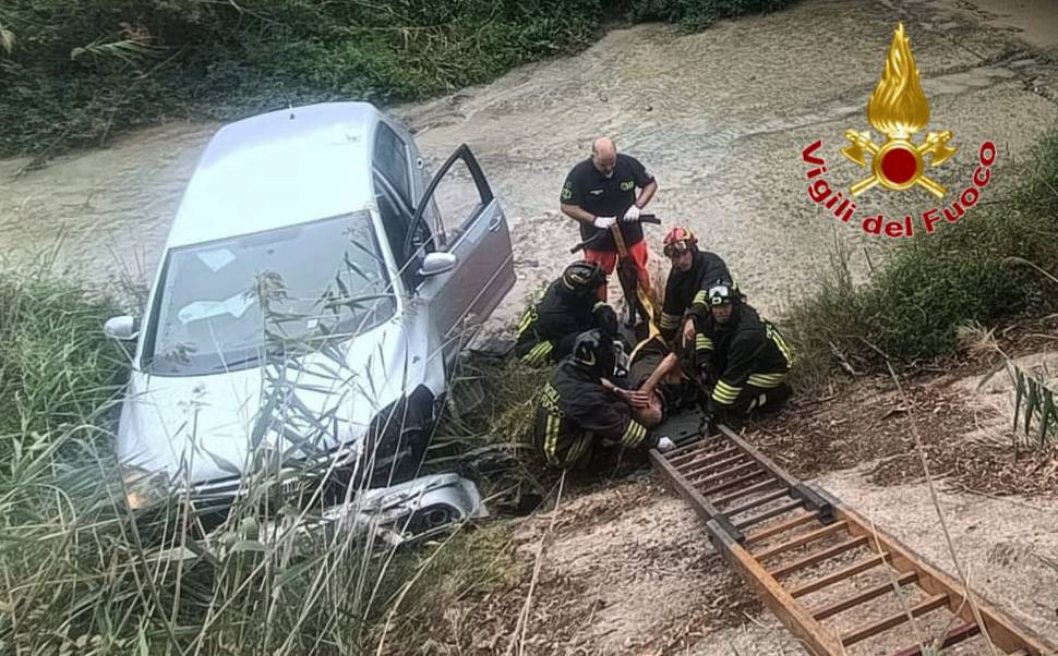 auto canalone statale 106 vvff