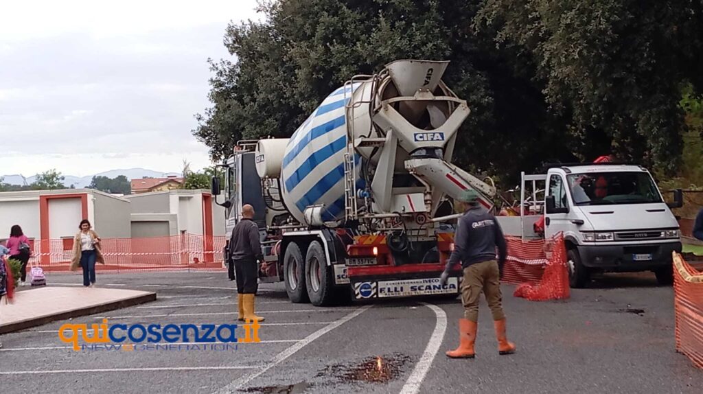Quattromiglia di Rende: lavori per tutelare gli scolari, traffico in tilt - FOTO e VIDEO 19 lavori scuole quattromiglia 17