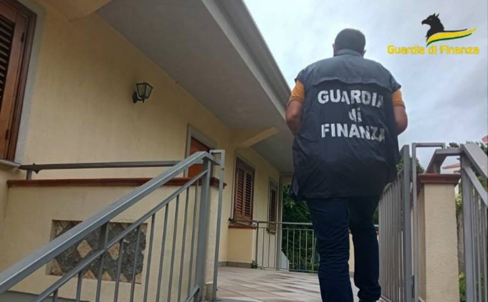 Sequestro da oltre 300mila euro ad un imprenditore del Cosentino - FOTO 54 sequestro finanza belvedere 01
