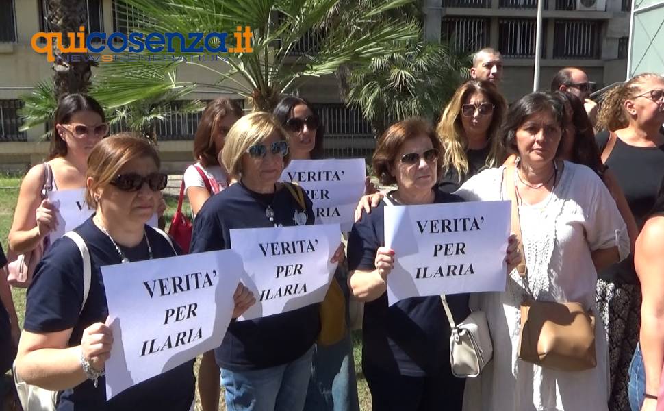 Sit in al Palazzo di Giustizia per Ilaria: «non siamo qui per fare un processo, vogliamo la verità» 4 sit in ilaria mirabelli tribunale 04