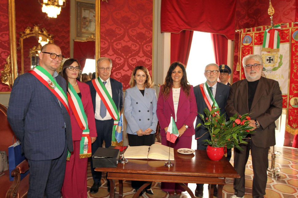 L’ambasciatrice del Kosovo in visita istituzionale alla Provincia di Cosenza 51 Cosenza gruppo ambasciatrice Kosovo 1