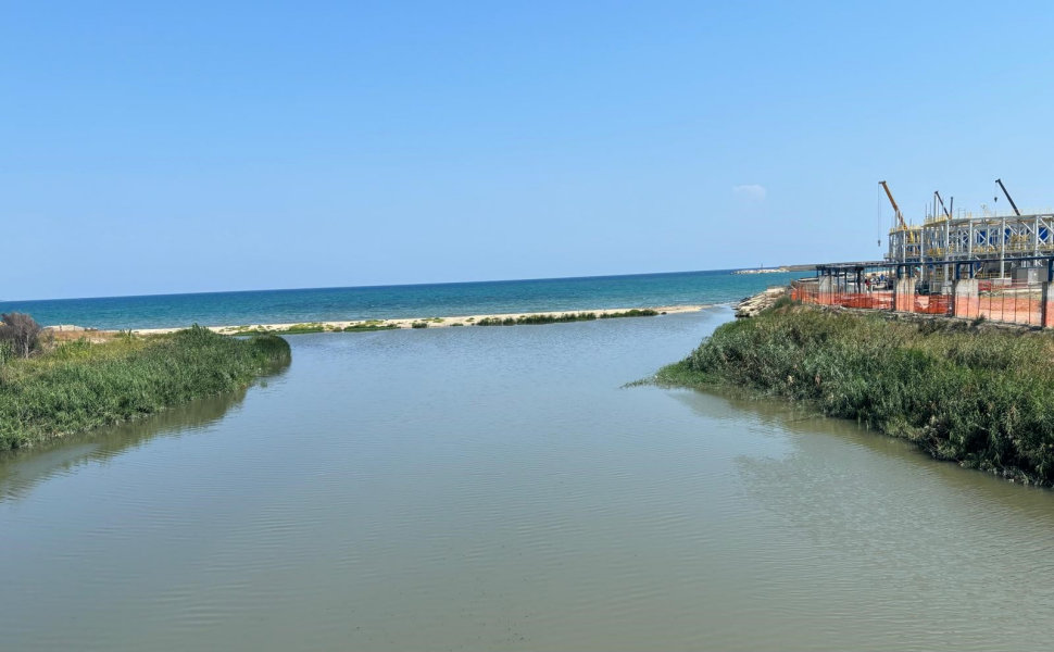 Partiti i via i lavori di pulizia della barra dunale che ostruiva la foce del fiume Esaro 53 Lavori fiume esaro