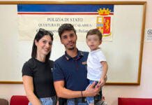 Poliziotto salva bimbo