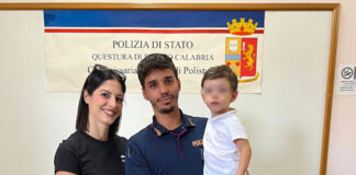 Poliziotto salva bimbo