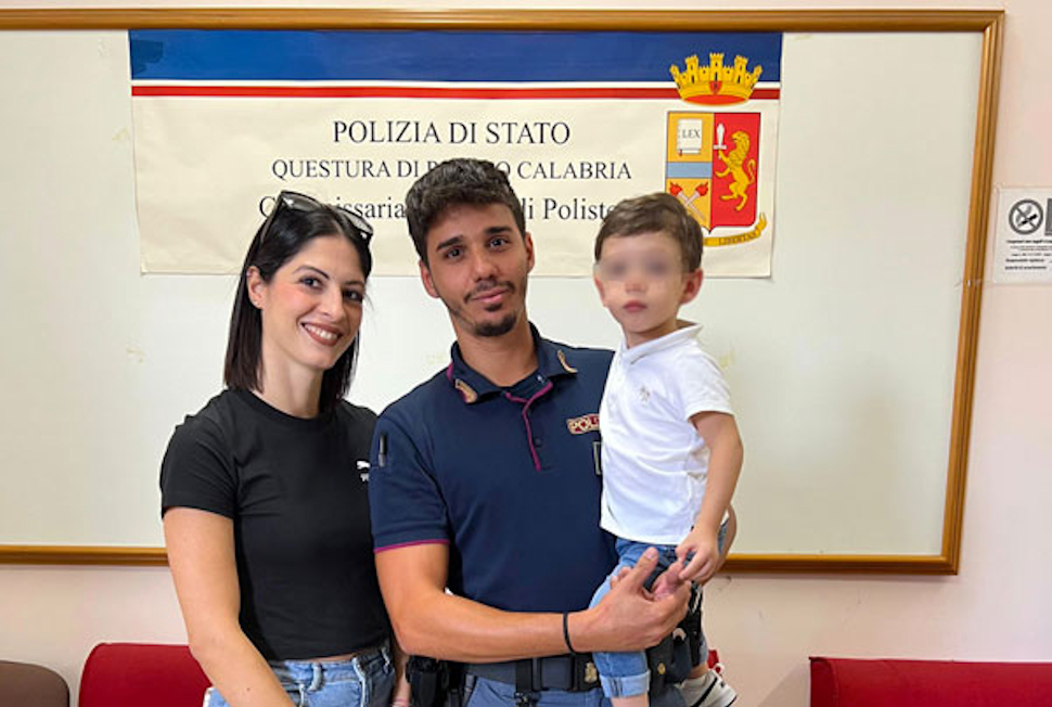 Poliziotto salva bimbo