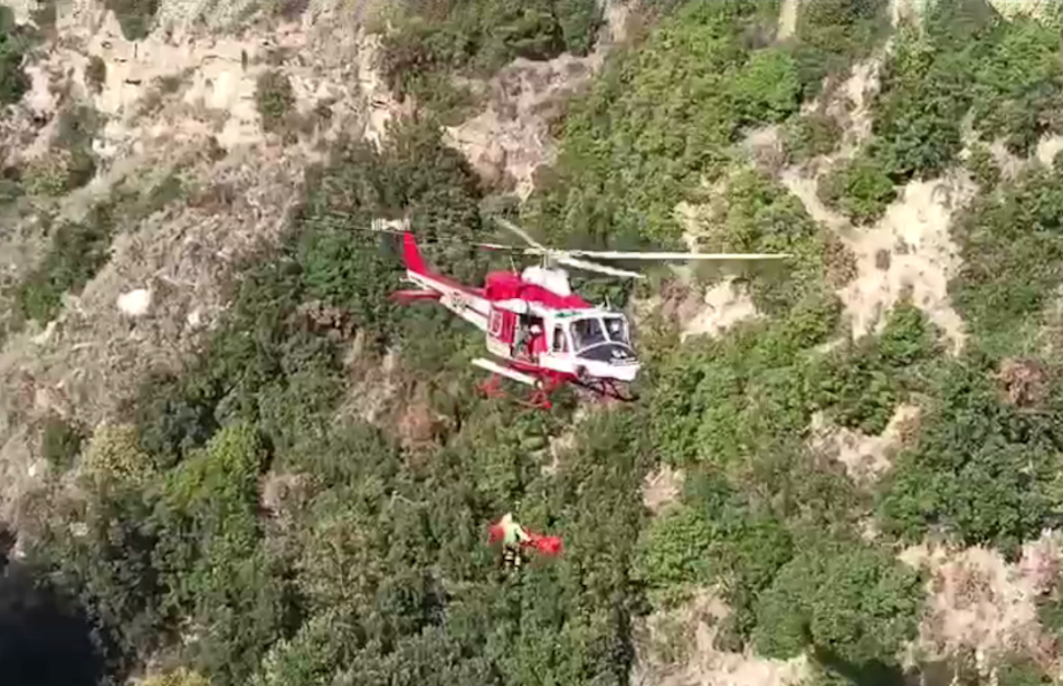 Tragedia a Cerenzia, trovato il corpo senza vita di un uomo. Recuperato in una zona impervia 53 VVF elicottero