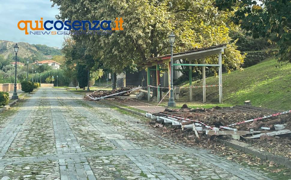 casette legno lungofiume cosenza crollate 03