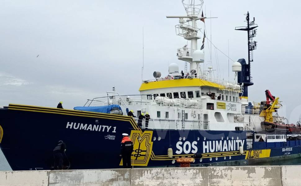 Sbarcati a Crotone i 36 migranti soccorsi dalla Humanity 1: erano in mare da lunedì sera 51 humanity 1