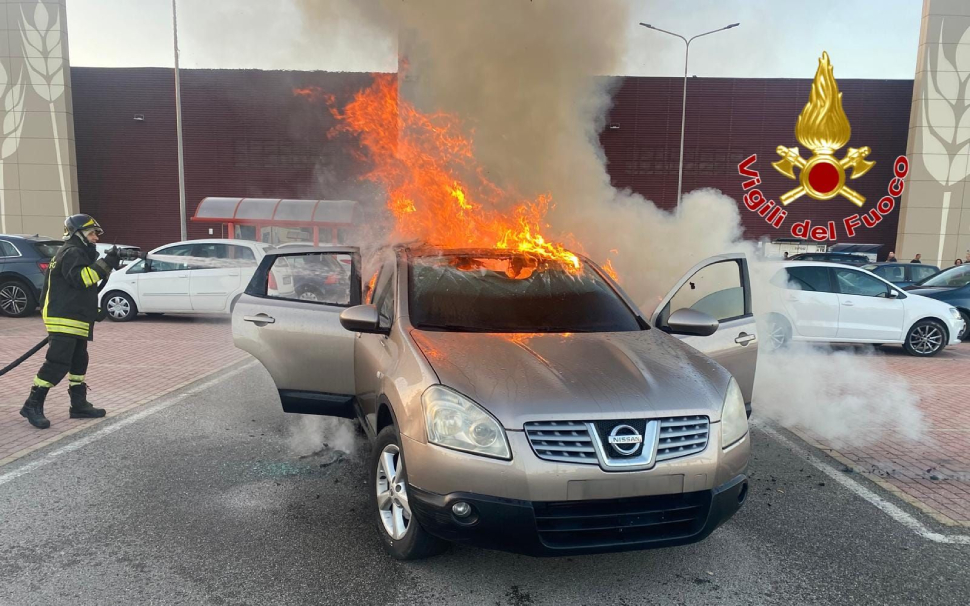 Auto va a fuoco durante la marcia sulla Statale 106: salve due persone e un neonato 51 incendio auto