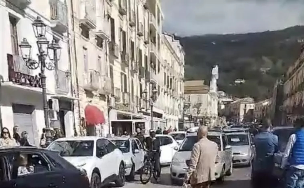 Extracomunitario si sdraia in mezzo alla strada per protesta: la famiglia non può entrare in Italia 51 lt