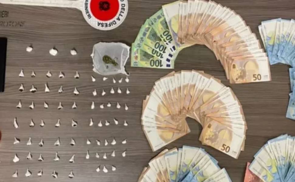 Getta dal finestrino dell’auto una busta con 71 dosi di cocaina, 29enne arrestato 51 mesoraca droga