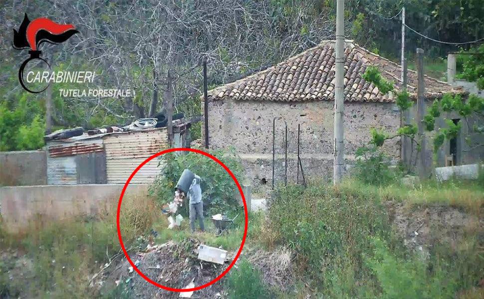 Ripreso dalle telecamere mentre sversa rifiuti di ogni genere nel torrente 57 rifiuti torrente 02