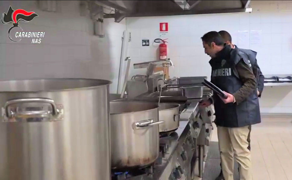 Mense scolastiche da incubo: 1 su è 4 irregolare. Pasti carenti ma anche escrementi di topi e insetti 2 Nas Mense scolastiche