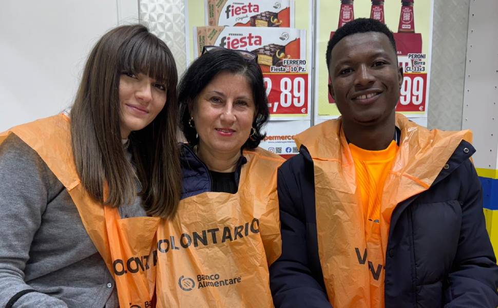 Volontari interno supermercato