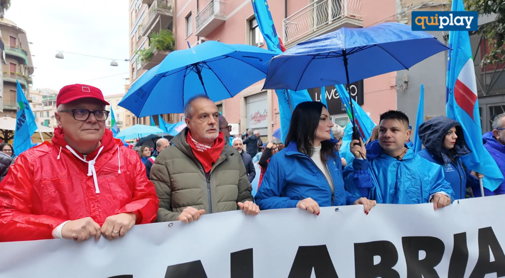 Cosenza, sciopero generale: Senese (Uil) «siamo qui per dare voce, a chi voce non ne ha» 1 foto corteo 1 1