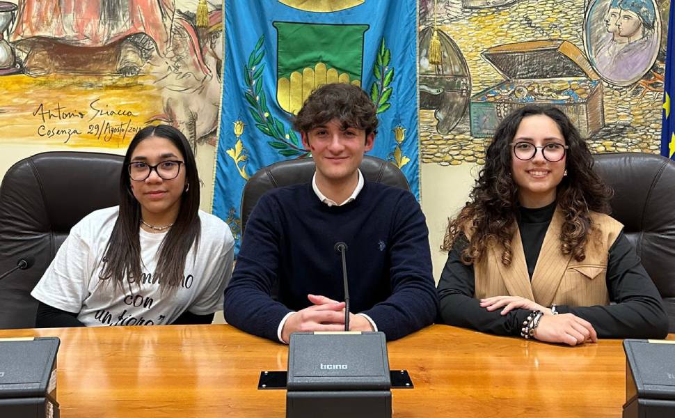 il Presidente del consiglio comunale dei giovani e le due Vicepresidenti 01