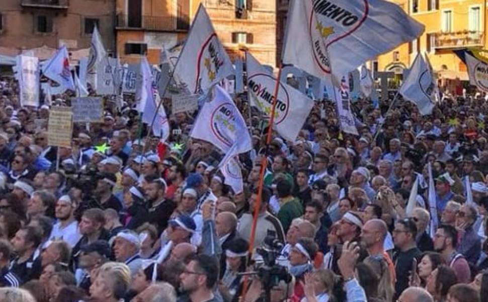 Cosenza: doppia manifestazione su sanità e violenza alle donne, M5S «è importante esserci» 51 movimento 5 stelle in piazza
