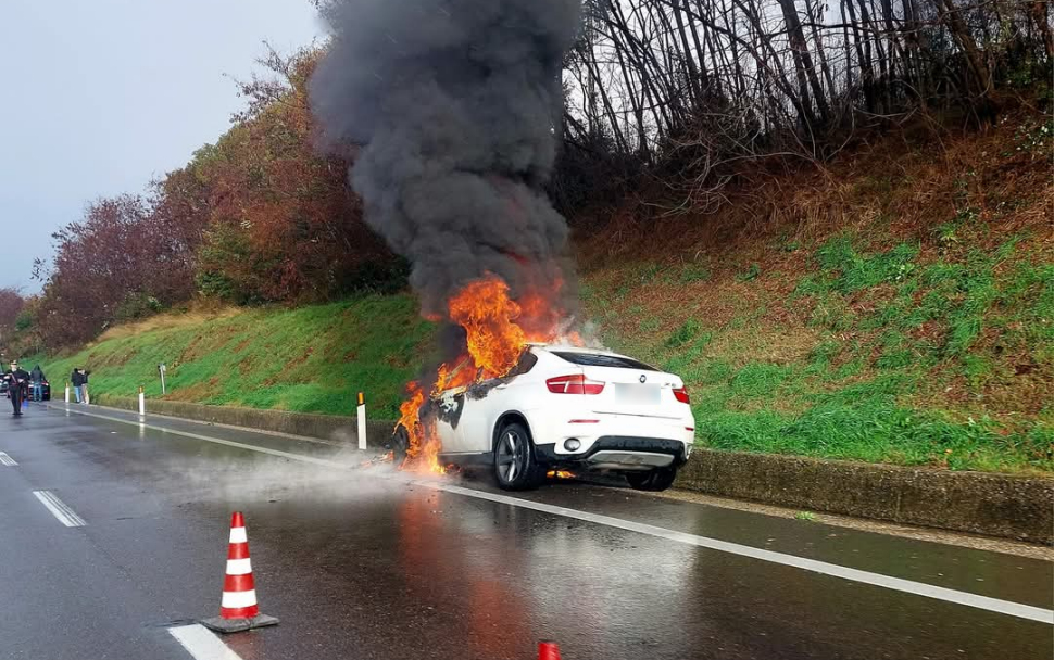 Auto in fiamme Rogliano Cosenza A2