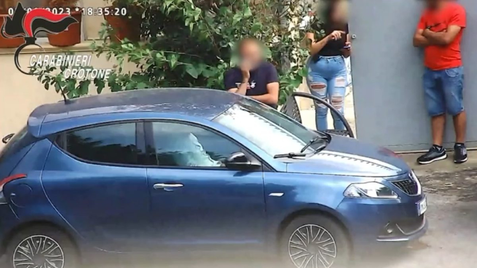 Beccati a spacciare vicino ad una scuola: in manette due coniugi - VIDEO 1 BLITZ CROTONE
