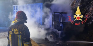 CAMION-RIFIUTI-PRENDE-FUOCO.