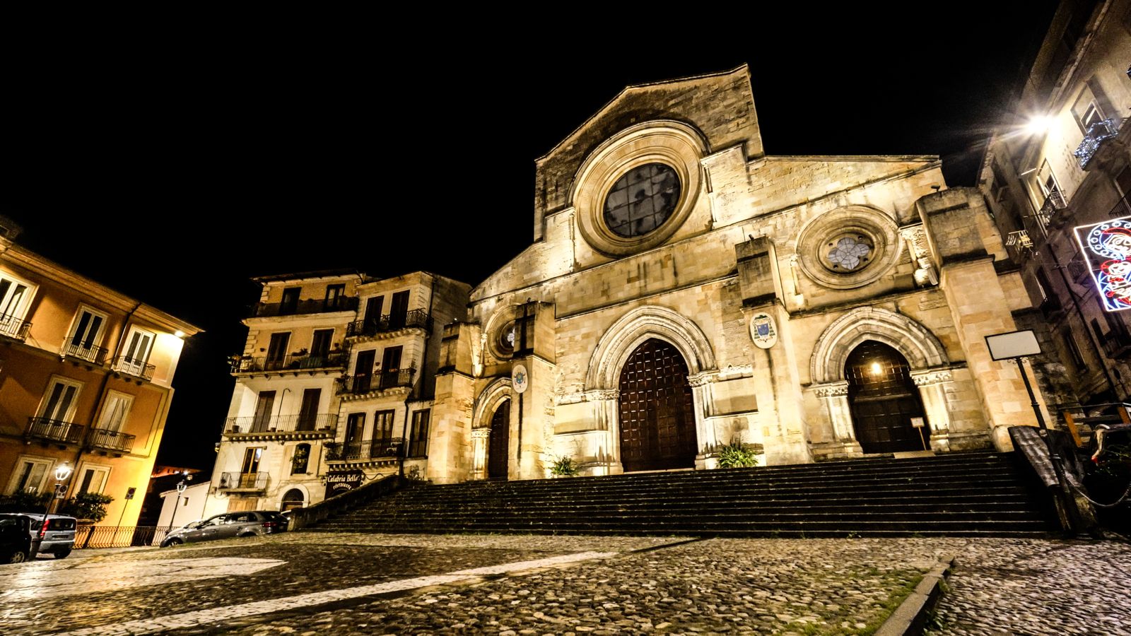 Cosenza, il centro storico si illumina con un nuovo sistema di luci green e sostenibili 51 il-Duomo-con-la-nuova-illuminazione