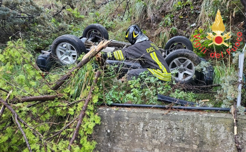 Finiscono fuori carreggiata e si cappottano con l'auto: ferite due donne 51 incidente-stradale-catanzaro