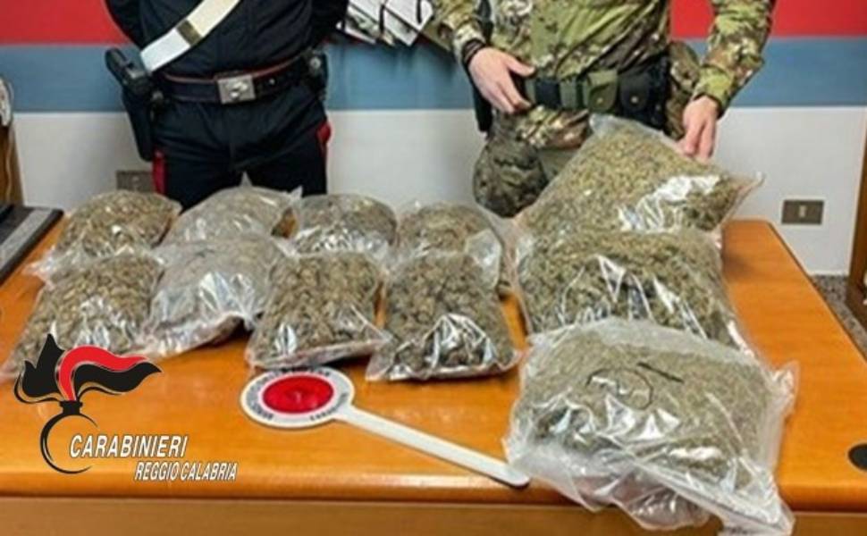 Munizioni e droga in un casolare abbandonato, scoperti quattro chili e mezzo di marijuana 51 marijuana e munizioni Platì