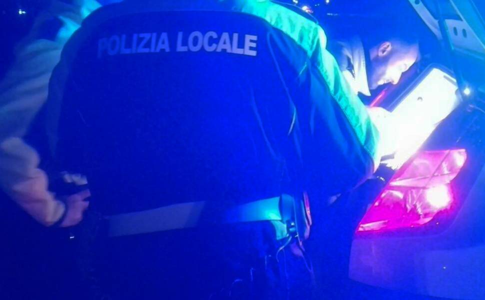 Non si ferma al controllo e inizia l'inseguimento in pieno centro, era anche positivo all'alcol test 51 polizia locale notte