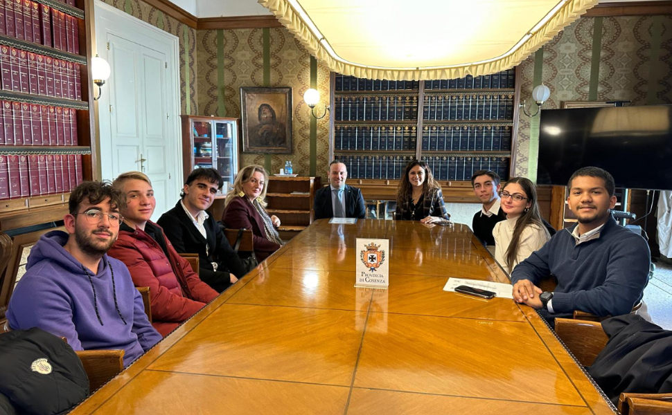 Cosenza, gli studenti segnalano criticità nelle scuole alla Presidente della Provincia 51 studenti-incontrano-Succurro