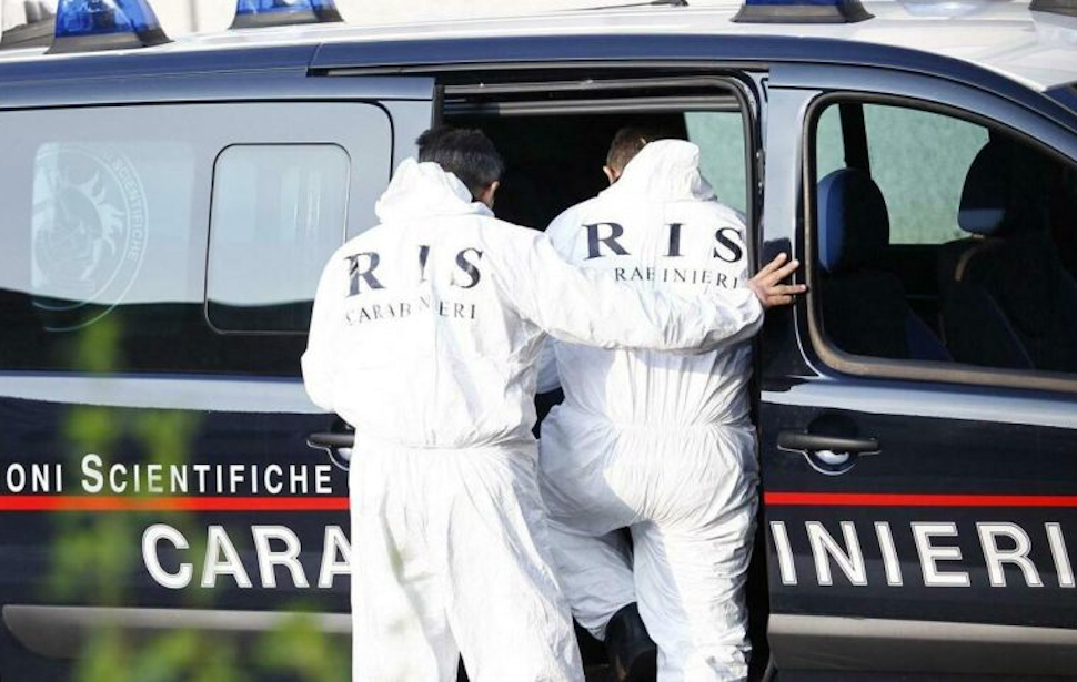 Donna trovata morta in casa in una pozza di sangue: indagano i carabinieri del RIS 62 Carabinieri del RIS
