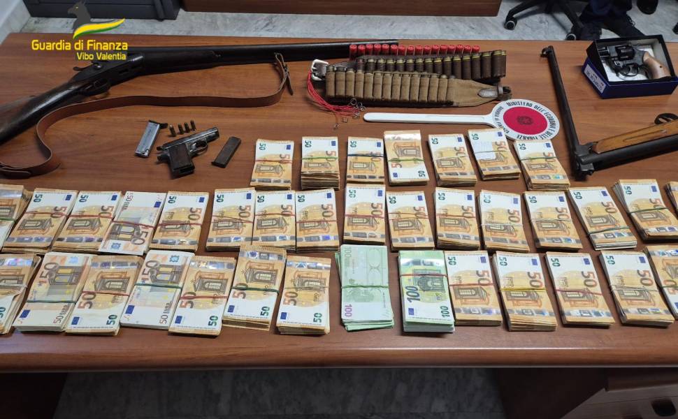 armi e contanti guardia finanza tropea