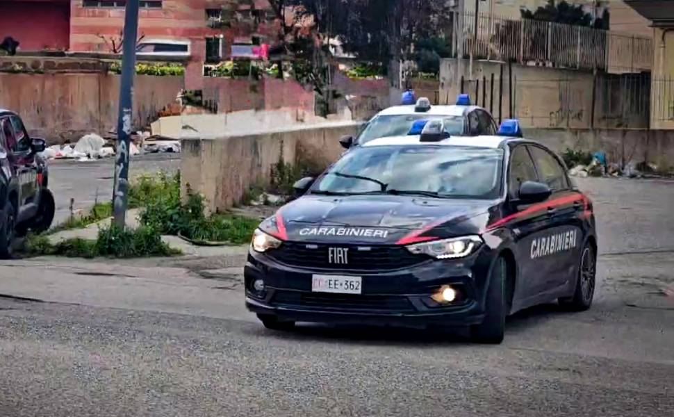 Sorpresi dai carabinieri mentre maneggiano un fucile nei pressi di un’abitazione, denunciati 51 carabinieri reggio