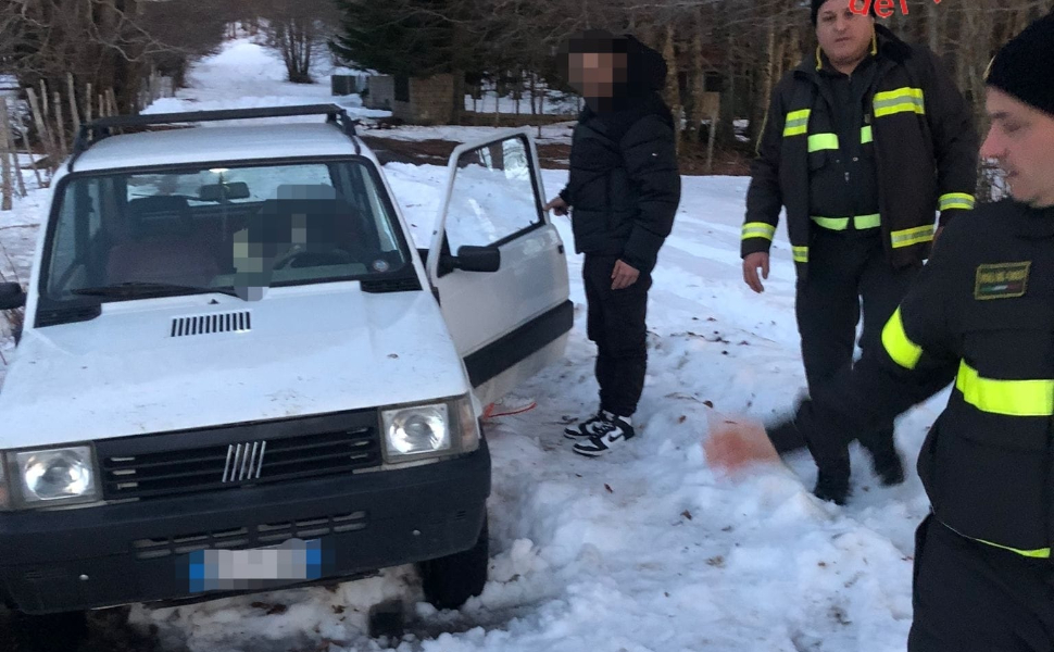 Disavventura nel viaggio verso la Sila: salvati due giovani bloccati nella neve 51 salvataggio-giovani-sila.