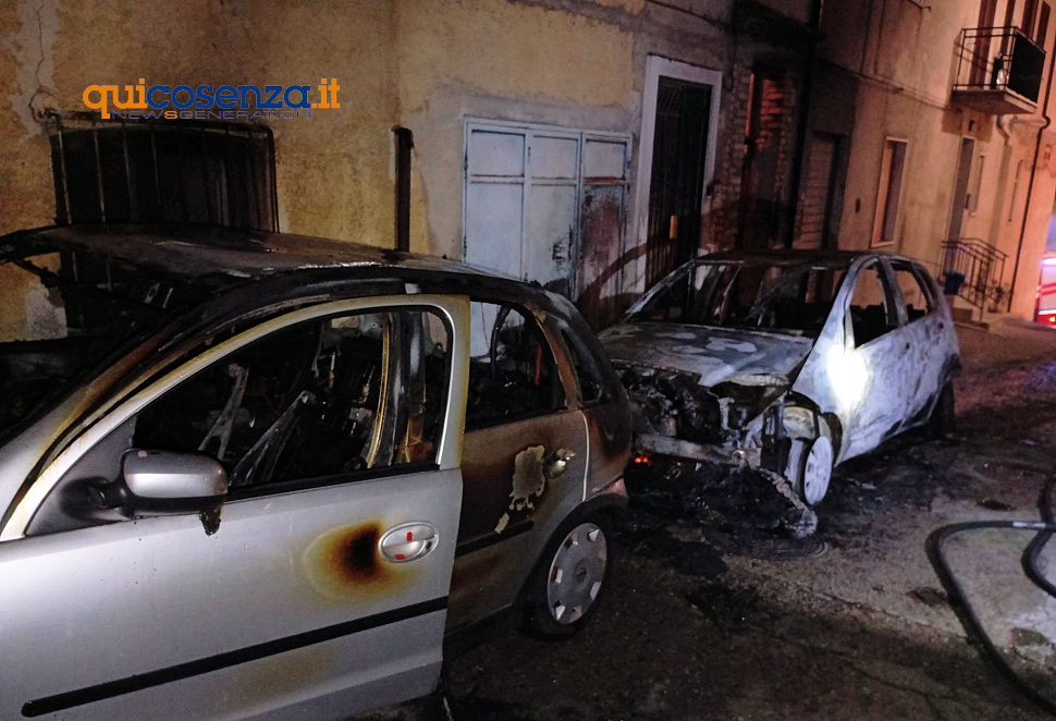 Auto in fiamme Cassano Allo Ionio