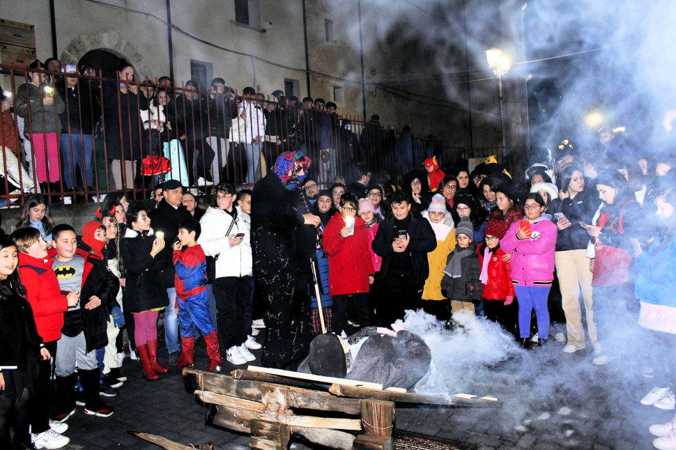 Il funerale di "Nannuzzu Carnulivaru" e la "Supprissatara". Il carnevale a Luzzi tra tradizione e satira 80 Carnevale Luzzi_1
