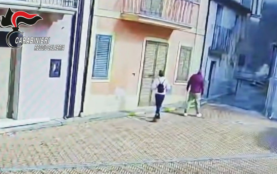 Truffa del finto carabiniere a un'anziana. Quelli veri arrestano coppia con un bottino da oltre 15.000 euro 1 Truffa anziana finto carabinieri