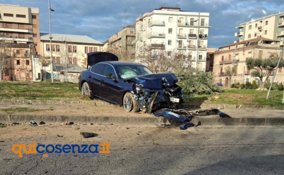 Incidente su viale Mancini: perde il controllo dell'auto, disagi al traffico 55 auto incidente viale mancini