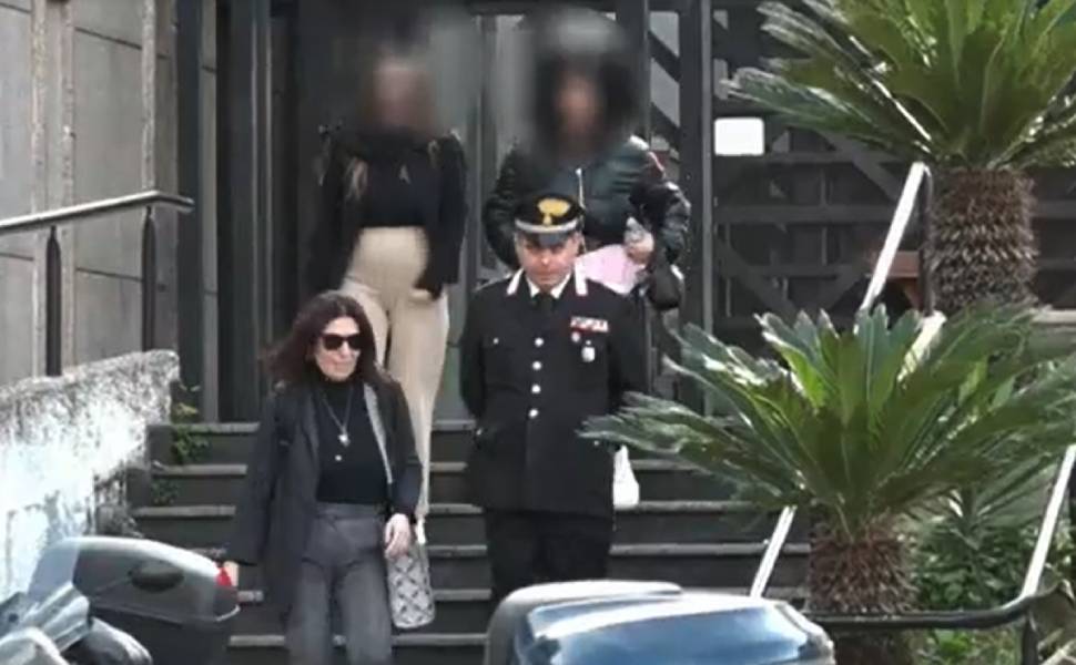 Fratellini maltrattati, sospesa la potestà genitoriale: convalidato l'allontanamento 51 bimbi maltrattati paola madre nonna