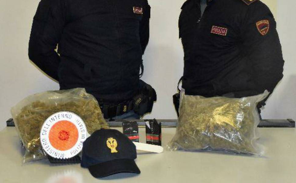 Polizia ispeziona un palazzo abbandonato e scopre un chilo di droga in una valigetta 51 droga valigetta polizia crotone