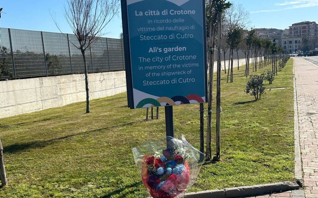 Strage di Cutro: 94 alberi per ricordare altrettante vite spezzate e fiori per il piccolo Alì 1 giardino alì crotone steccato cutro 2025