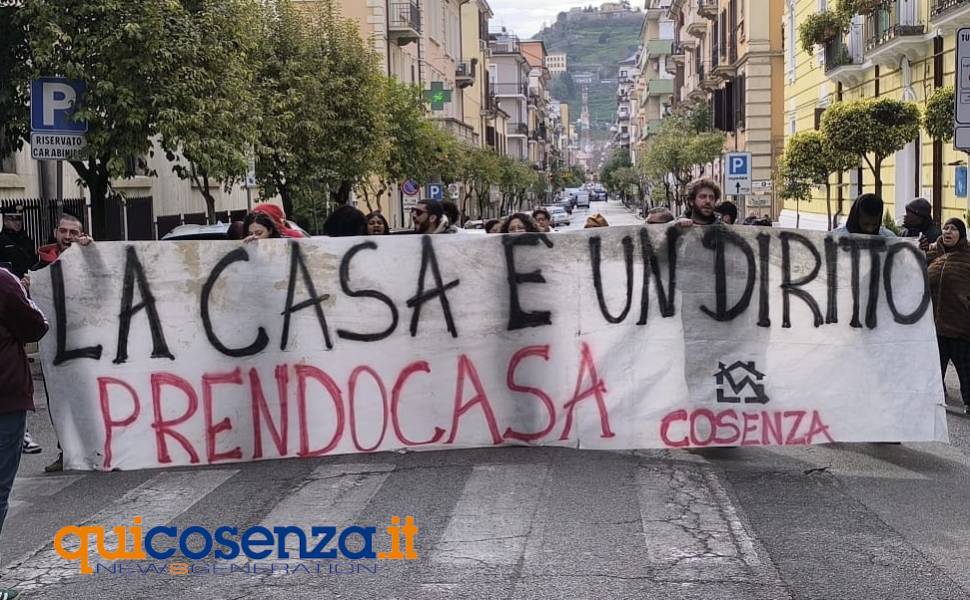 Emergenza abitativa a Cosenza: blitz di "Prendocasa" in Prefettura. “Istituzioni sorde e welfare inesistente" 52 prendocasa cosenza 14 febb 2025 02