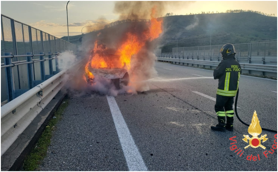 statale-106-furgono-in-fiamme