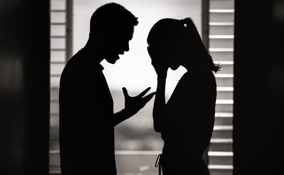 uomo-e-donna-litigano.