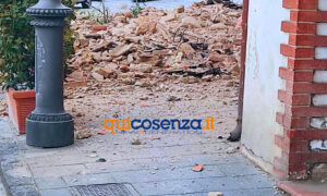 Crollo cornicione Cosenza Vecchia2