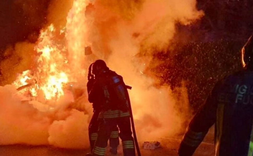 Incendio auto vigili del fuoco