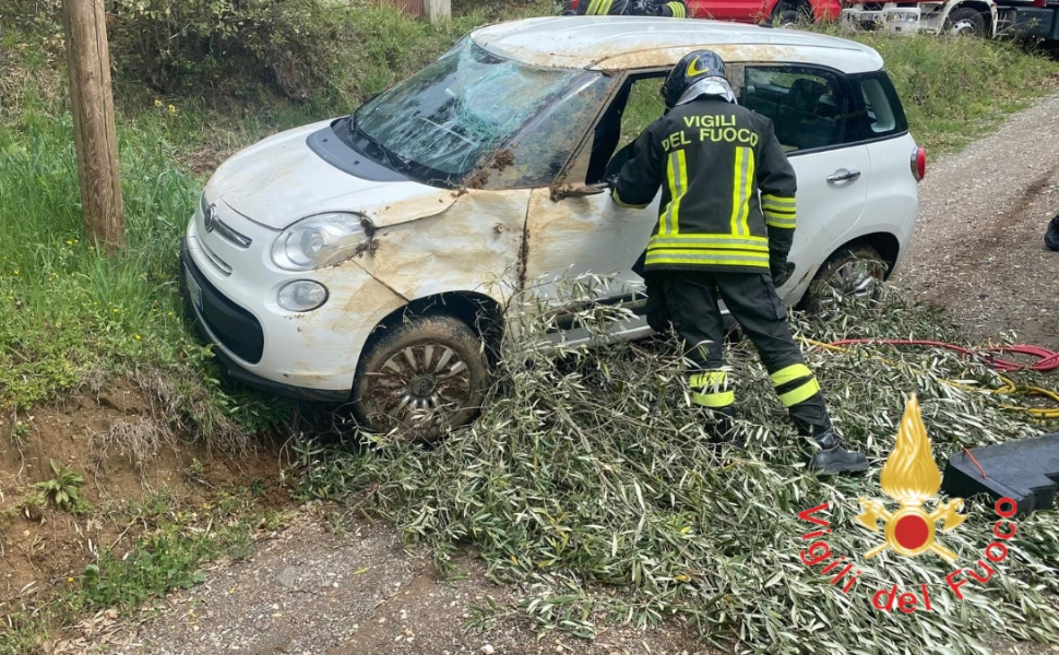 auto-fuori-strada-cosenza