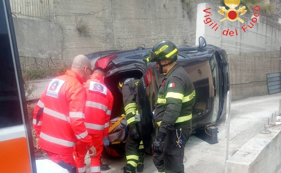 auto ribaltata vvf Catanzaro02