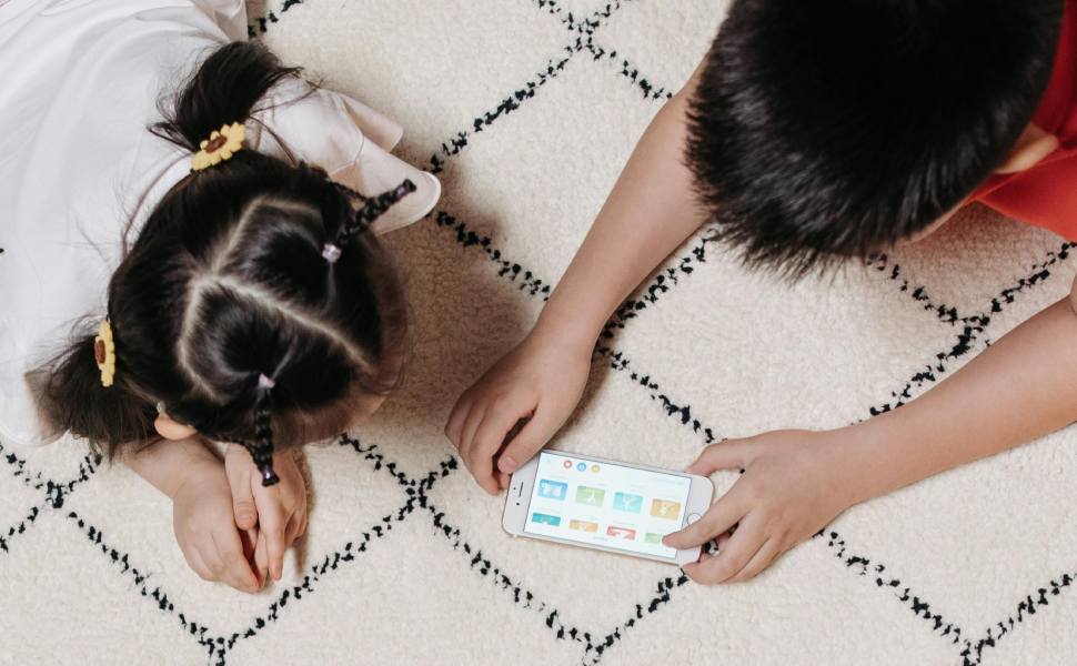 bambini al cellulare