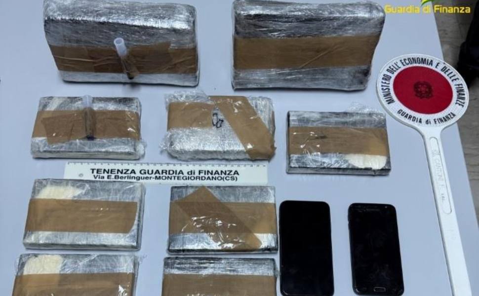 eroina guardia finanza 106 montegiordano 02